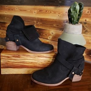 UGG Australia Elora Black Suede Boot